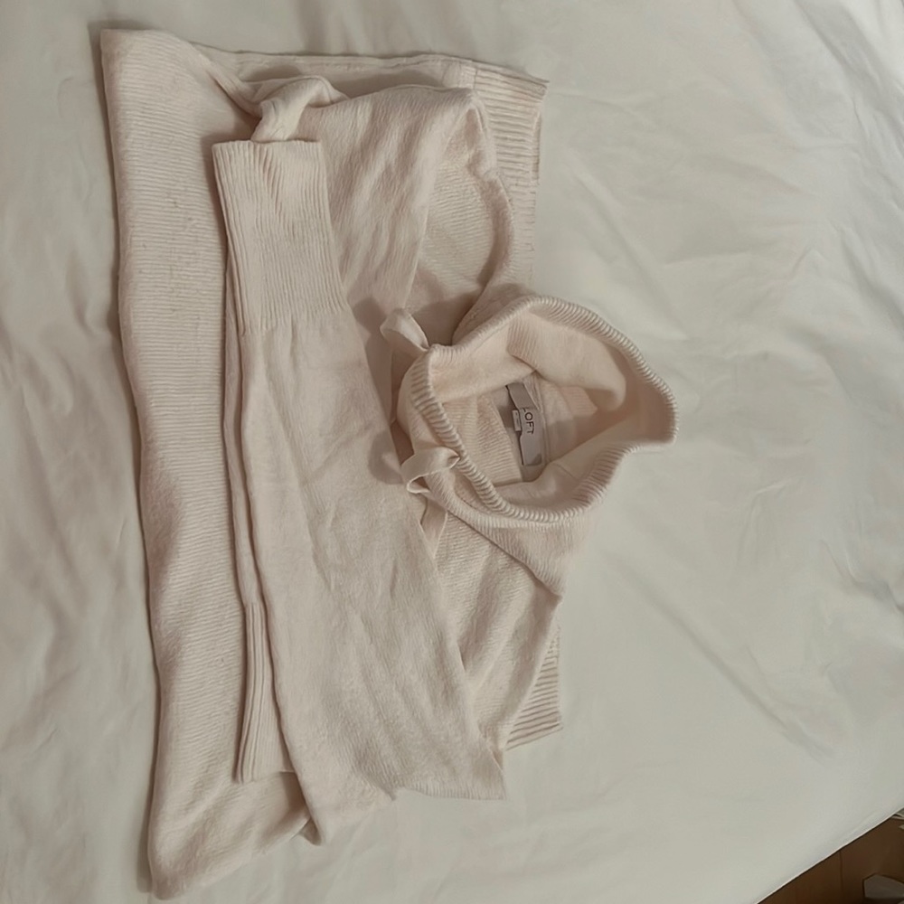 Beige sweater not a hoodie / is a turtleneck Medium LOFT
